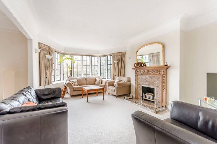 4 Bedroom Flat To Rent In Manor Fields, Putney, London, SW15