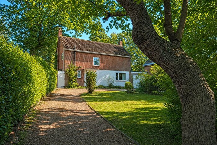 3 Bedroom Detached House For Sale In Portsmouth Road, Camberley, GU15