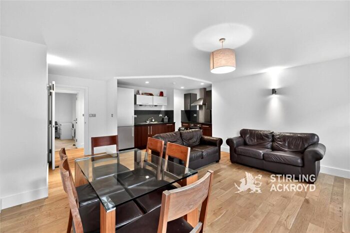 2 Bedroom Apartment To Rent In Quaker Street, Shoreditch, London, E1
