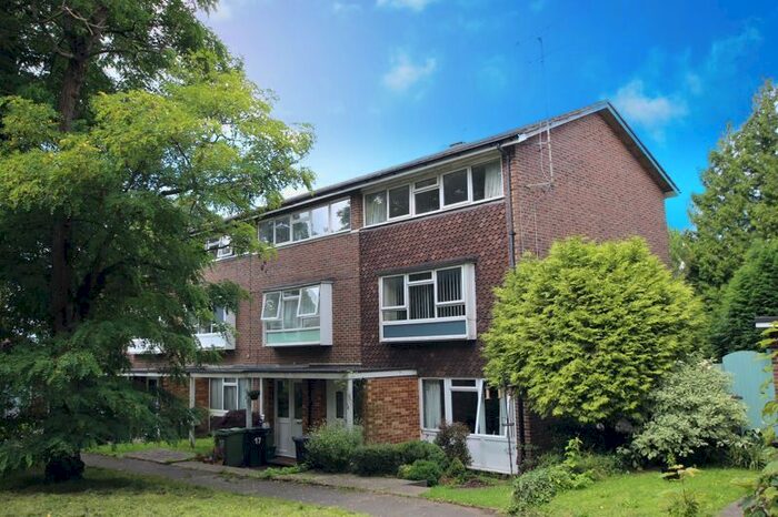 2 Bedroom Flat To Rent In Grove Avenue, Epsom, KT17
