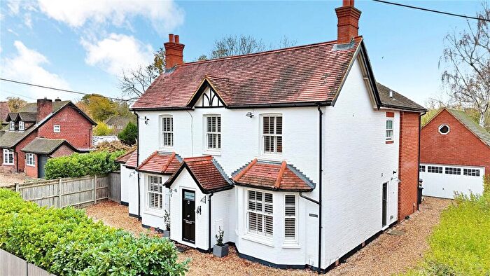5 Bedroom Detached House For Sale In Eversley Road, Yateley, Hampshire, GU46