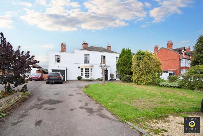4 Bedroom Semi-Detached House For Sale In Hucclecote Road, Huccelcote, GL3