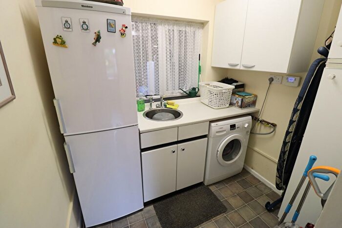 3 Bedroom Detached Bungalow For Sale In Warren Close, Rayleigh, SS6