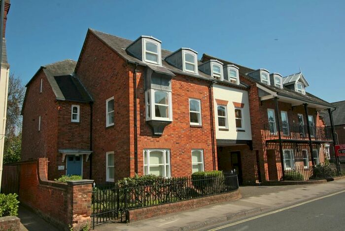 2 Bedroom Flat To Rent In Gosport Street, Lymington, Hampshire, SO41