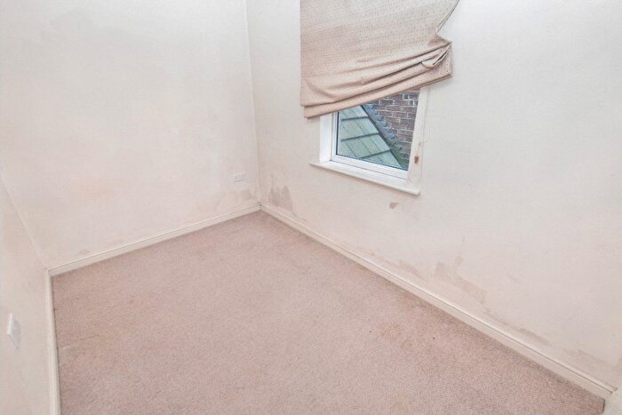 2 Bedroom Flat For Sale In Whitehall Road, Leeds, West Yorkshire, LS12