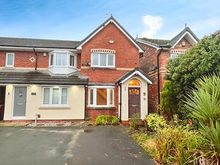 2 Bedroom Mews For Sale In Eastwood Close, Bolton, BL3