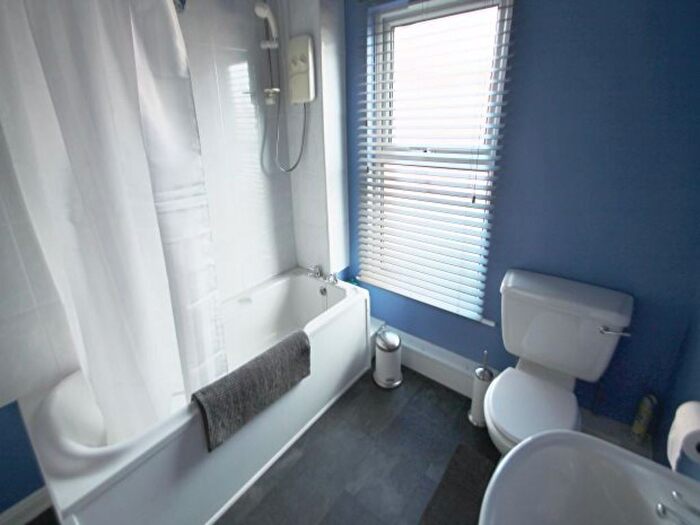 1 Bedroom Semi-Detached House To Rent In Aviary Mount, Leeds, LS12