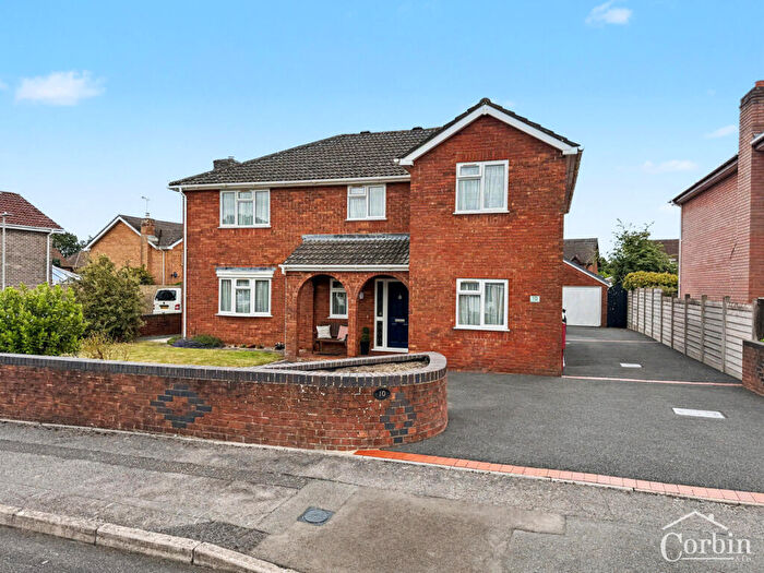 4 Bedroom Detached House For Sale In Fitzwilliam Close, Bournemouth, BH11