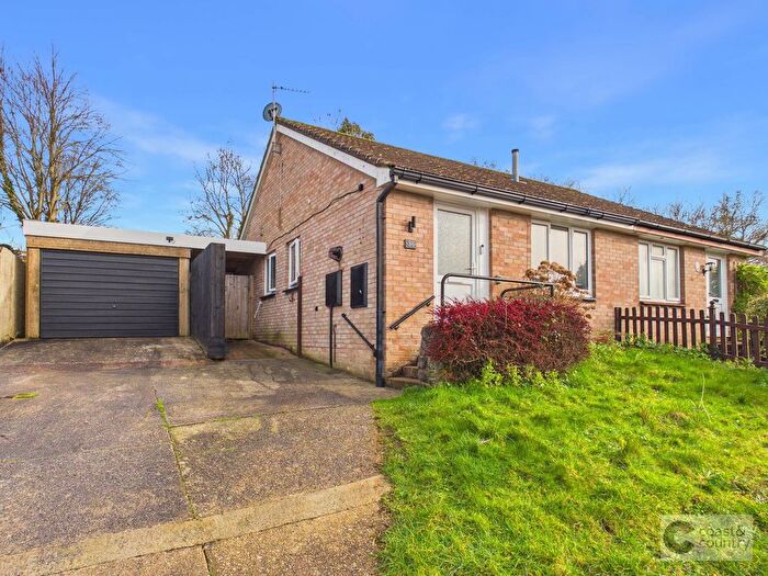 2 Bedroom Semi Detached Bungalow For Sale In Fouracre Way, Kingsteignton, TQ12