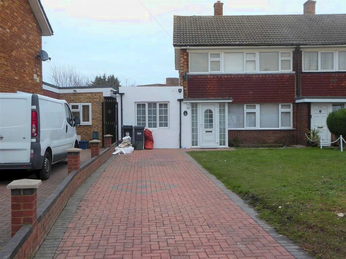 4 Bedroom Semi-Detached House To Rent In Stratton Close, Hounslow TW3