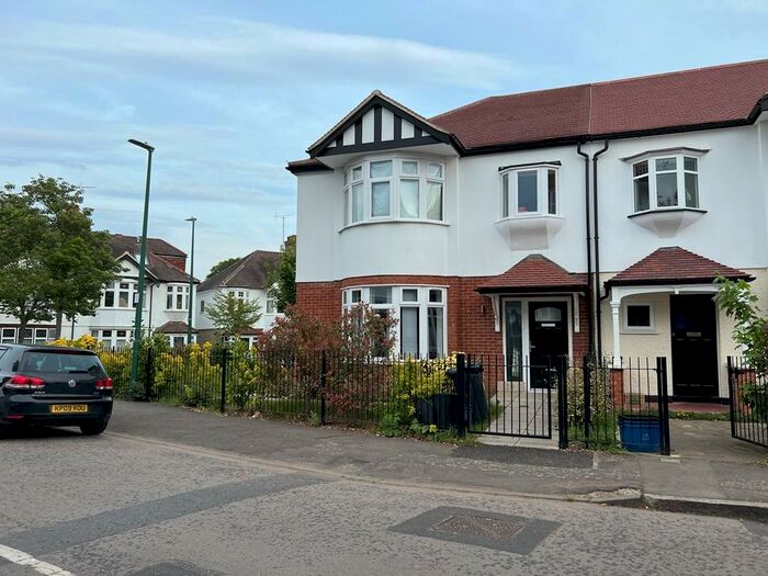 3 Bedroom Semi-Detached House To Rent In Bedroom House To Rent - Wanstead, E11