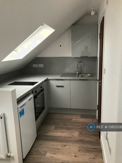 Studio To Rent In Hedge Lane, London, N13