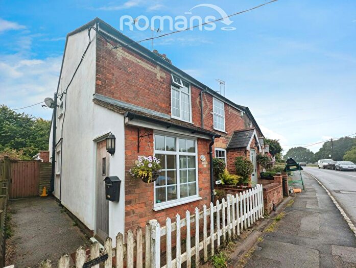 2 Bedroom Cottage To Rent In Commonside, HP13