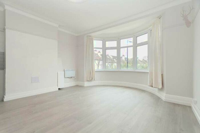 1 Bedroom Property To Rent In Hillside Crescent, Leigh-on-sea, SS9