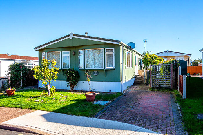 2 Bedroom Mobile Home For Sale In Bedford Road, Rushden, NN10