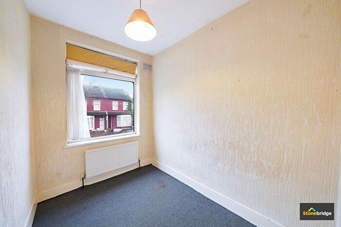 2 Bedroom Flat For Sale In Landseer Avenue, London, E12