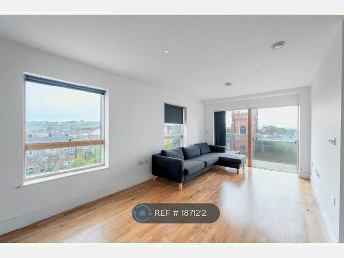2 Bedroom Flat To Rent In Streatham High Road, Streatham, SW16
