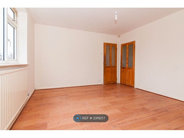 4 Bedroom Semi-Detached House To Rent In Wentworth Avenue, Salford, M6