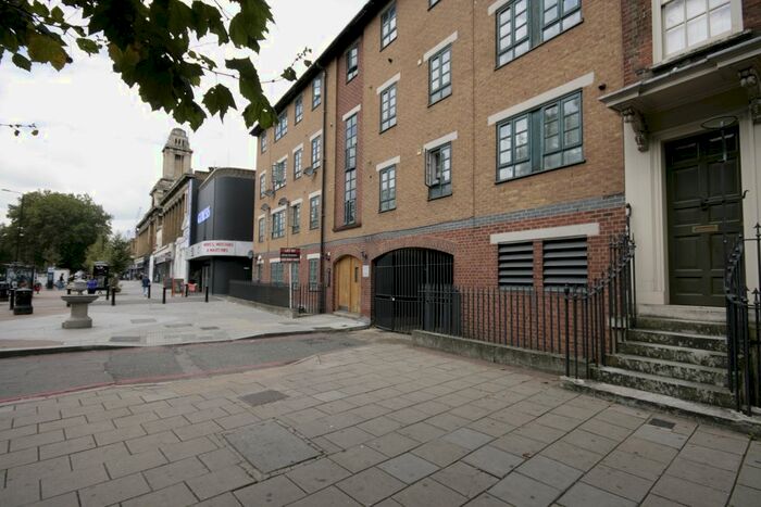 2 Bedroom Flat To Rent In Mile End Road, E1