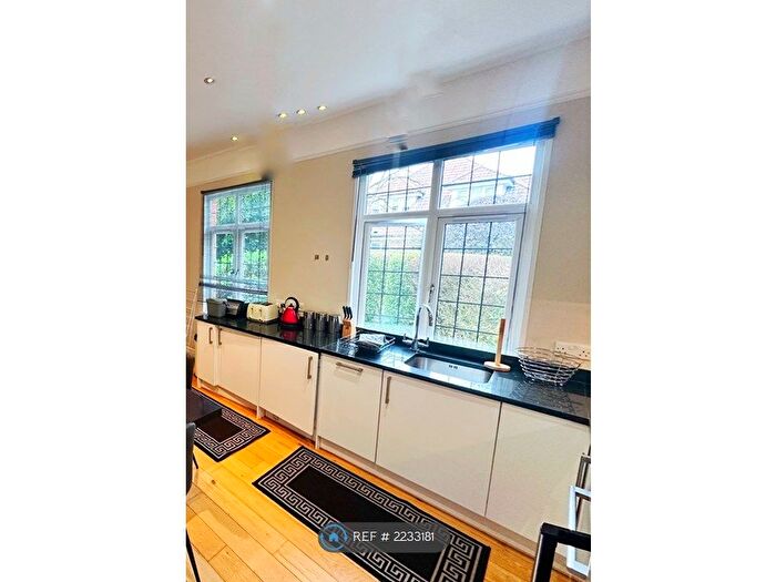 3 Bedroom Flat To Rent In Windsor Forest Court, Ascot, SL5