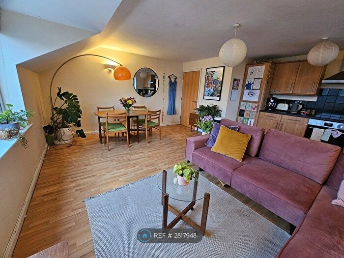 2 Bedroom Flat To Rent In Savoy Court, Stanningley, Pudsey, LS28