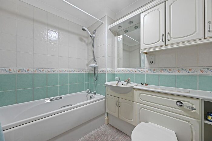 1 Bedroom Flat For Sale In Horn Lane, London, W3