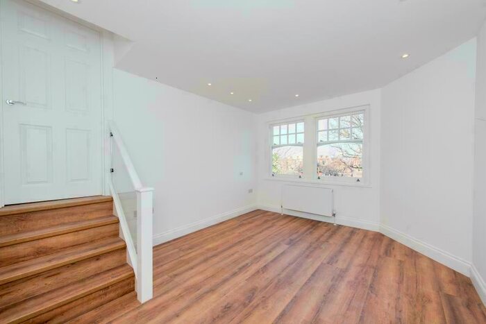 2 Bedroom Apartment To Rent In Queens Avenue, Muswell Hill, N10