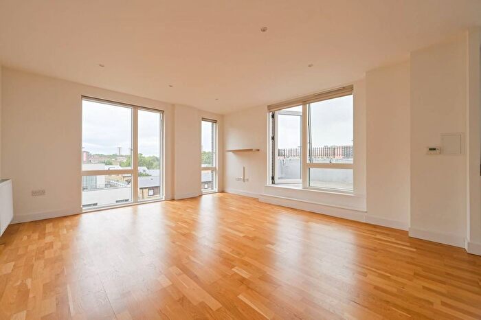 2 Bedroom Flat To Rent In Guthridge Close, Tower Hamlets, London, E14