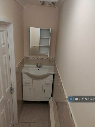 3 Bedroom Flat To Rent In Wiseman Court, London, SE19