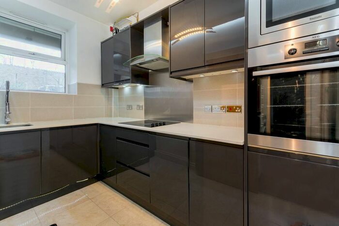 2 Bedroom Flat To Rent In Goldhawk Road, Shepherd's Bush, London, W12