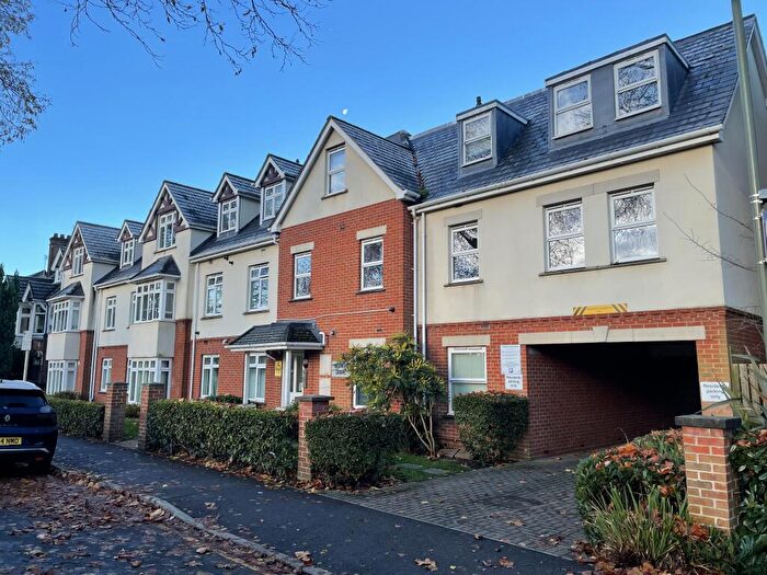 2 Bedroom Flat To Rent In Maybury Road, Woking, GU21