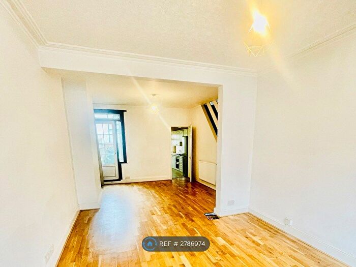 3 Bedroom Terraced House To Rent In Queens Avenue, Watford, WD18