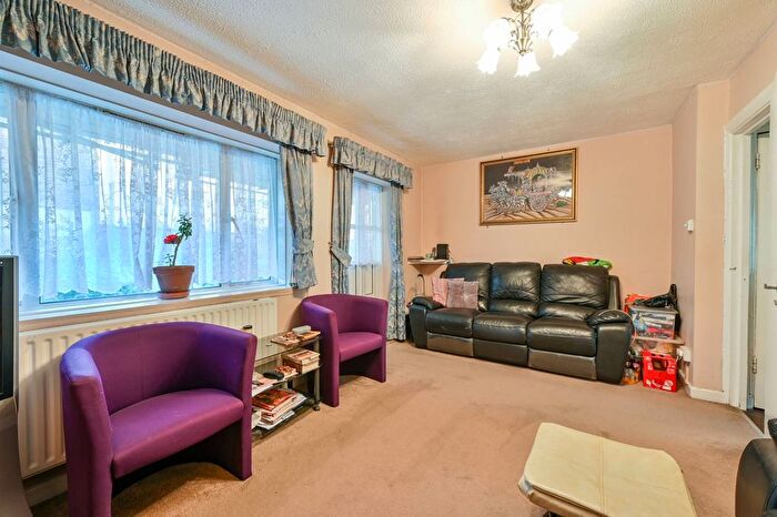 3 Bedroom Flat To Rent In Boston Manor Road, Brentford, TW8