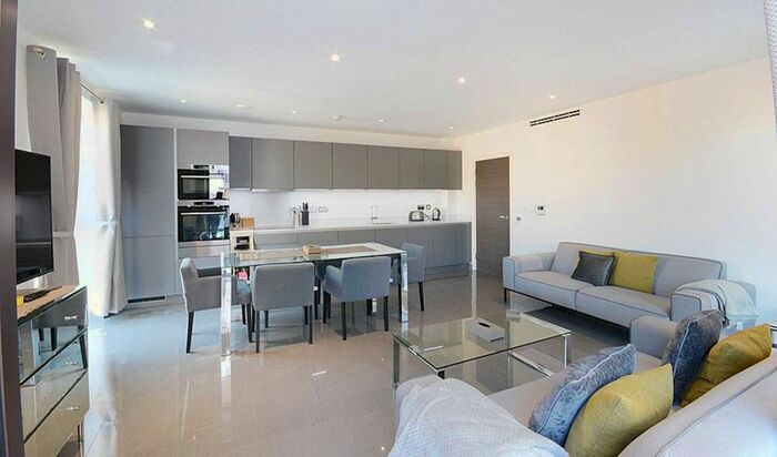 3 Bedroom Flat To Rent In Glade Path, Southwark, London, SE1