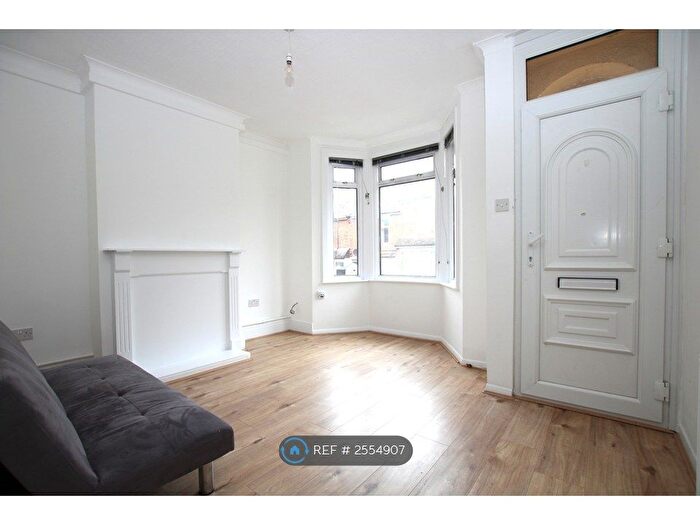 3 Bedroom Terraced House To Rent In Curzon Road, Chatham, ME4