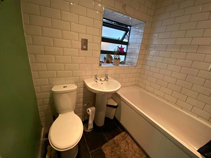 2 Bedroom Flat To Rent In Alexandra Road South, Chorlton Cum Hardy, Manchester, M16