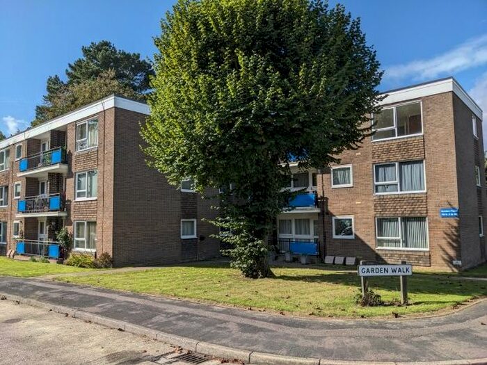 2 Bedroom Flat To Rent In Garden Place, Hawthorn Close, Horsham, RH12