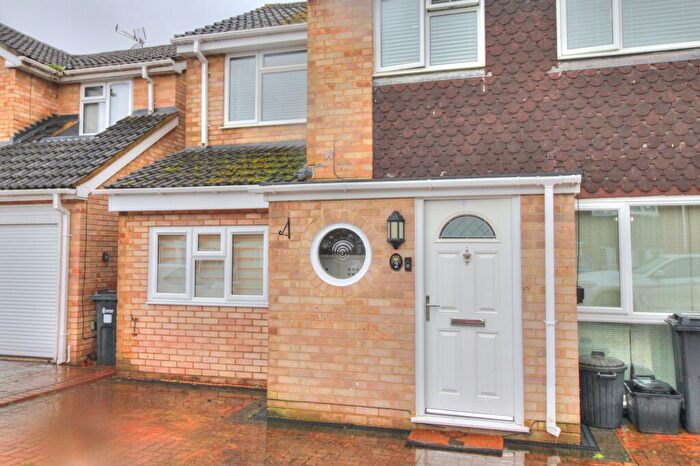 4 Bedroom Semi Detached House For Sale In Ward Close, Wokingham, RG40