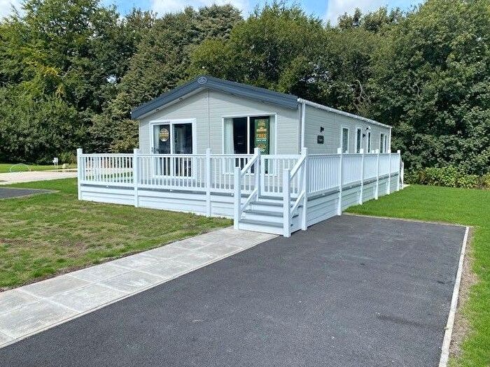 2 Bedroom Park Home For Sale In Newhaven, Buxton, SK17