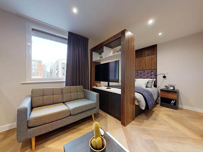 Apartment To Rent In Apt, Live Oasis Wade Lane #, LS2