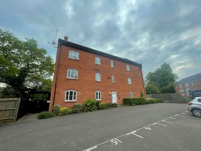 2 Bedroom Apartment To Rent In Rose Flower Grove, NG15
