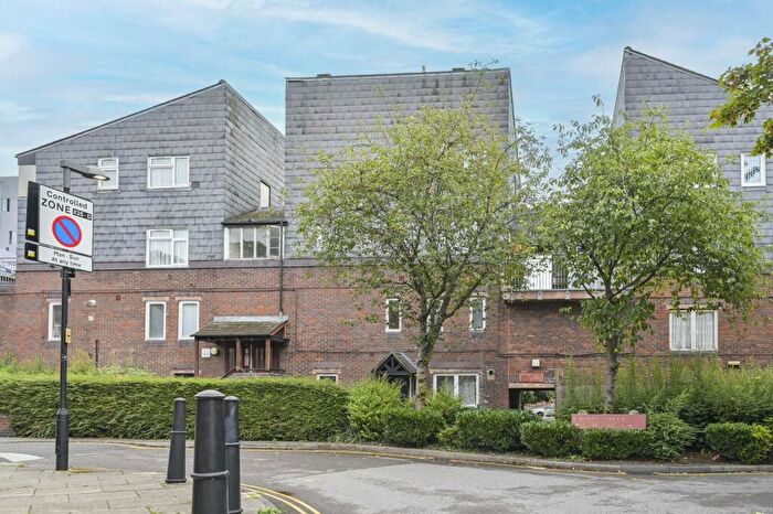 3 Bedroom Flat To Rent In Crofts Street, Tower Hamlets, London, E1