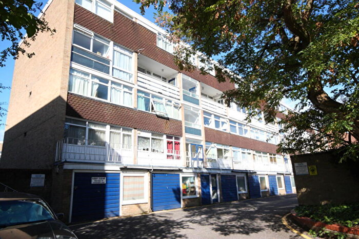 2 Bedroom Flat To Rent In Hill View Court, Woking, GU22