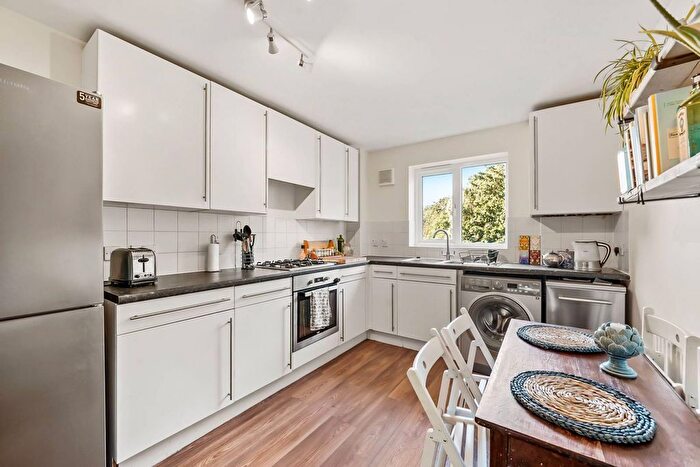 2 Bedroom Flat For Sale In Symons Close, Nunhead, London, SE15