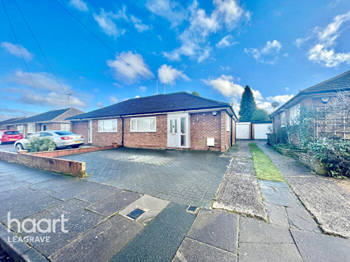 2 Bedroom Bungalow For Sale In Pynders Lane, Dunstable, LU5