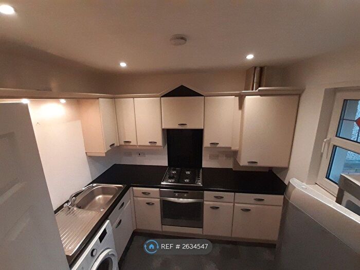 2 Bedroom Flat To Rent In Burnvale, Livingston, EH54