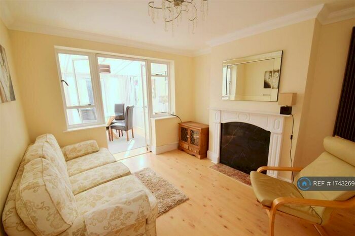 2 Bedroom Flat To Rent In Dudley Close, Tilehurst, Reading, RG31