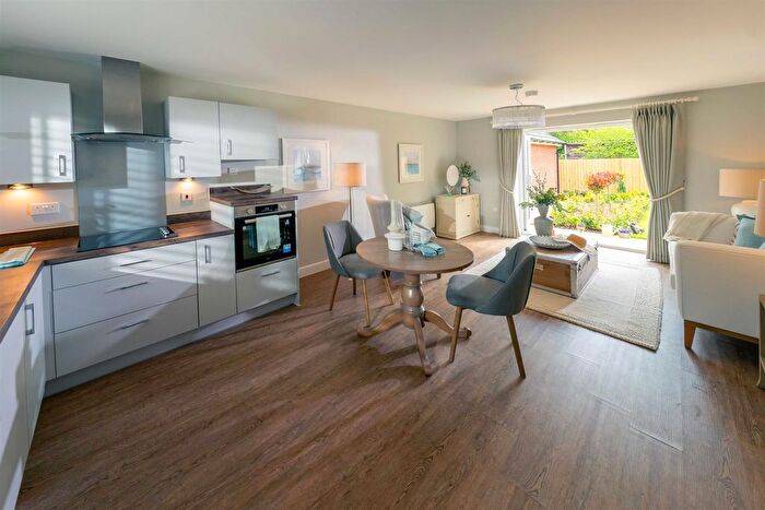 2 Bedroom Flat For Sale In Hotchkin Gardens, Woodhall Spa, Lincolnshire, LN10