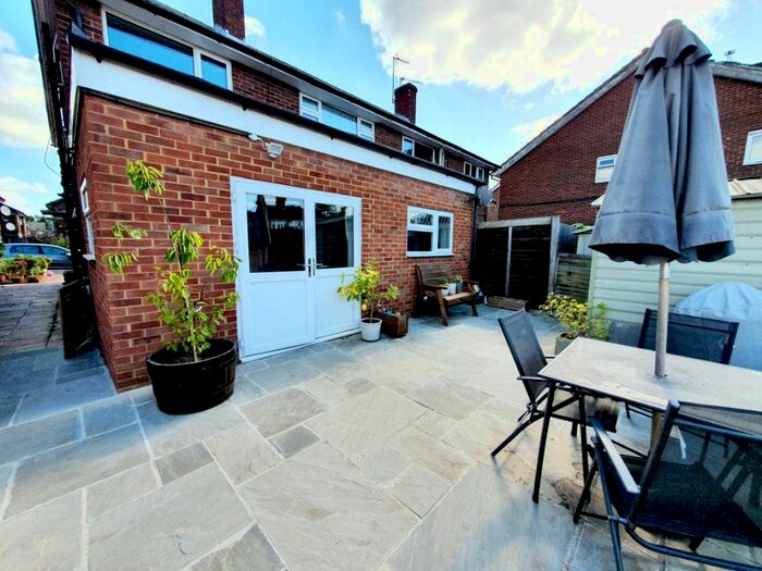 2 Bedroom Flat To Rent In Fairey Avenue, Hayes, Middlesex, UB3