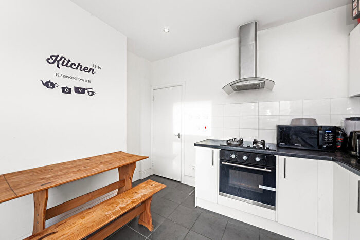 2 Bedroom Flat For Sale In Waddon Road, Croydon, CR0